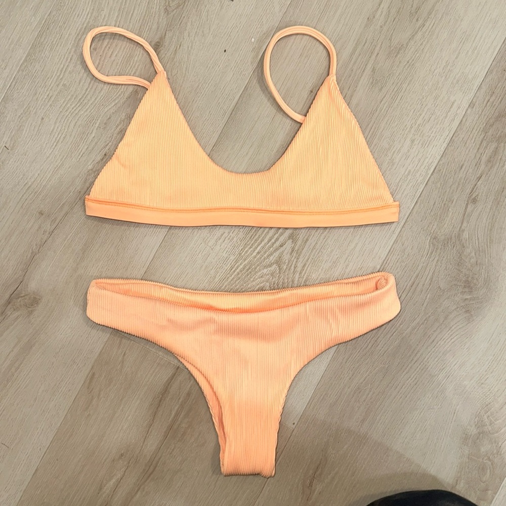 Kulani kinis top & bottom size small